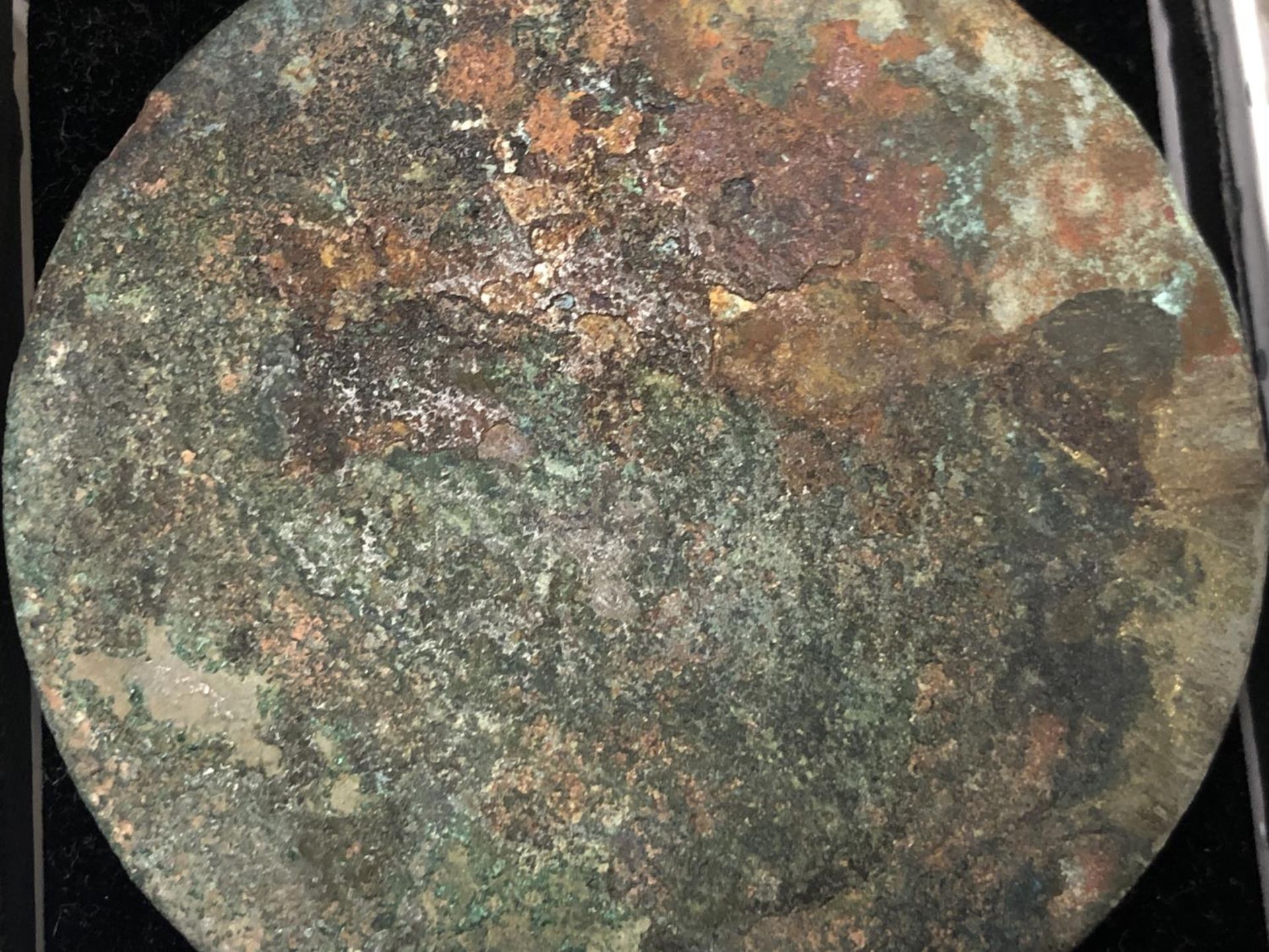 A POSSIBLY YUAN DYNASTY BRONZE METAL PLAQUE WITH FOUR CHARACTER MARK - Image 4 of 4