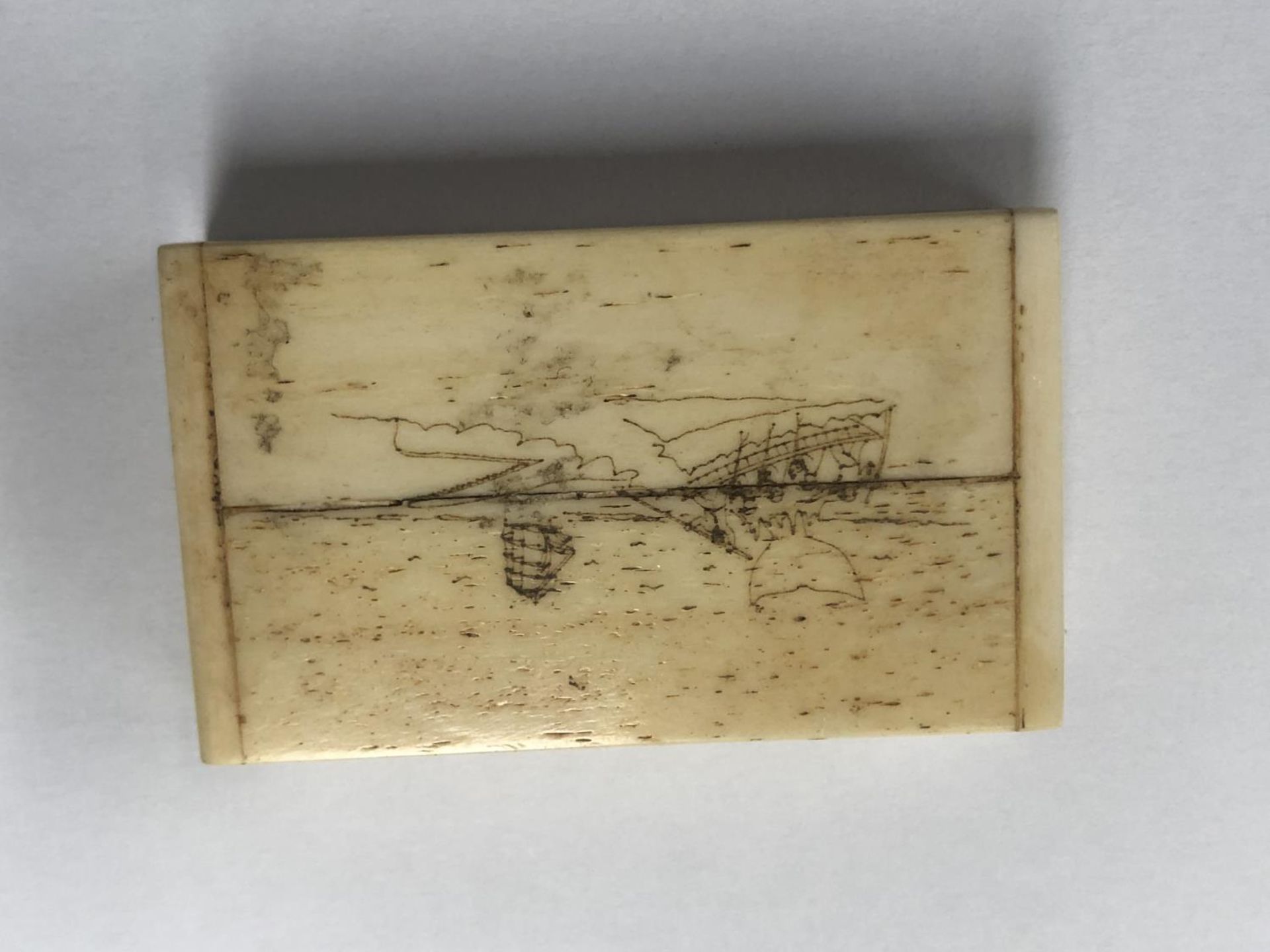 AN ORIENTAL BONE SCRIMSHAW SNUFF BOX