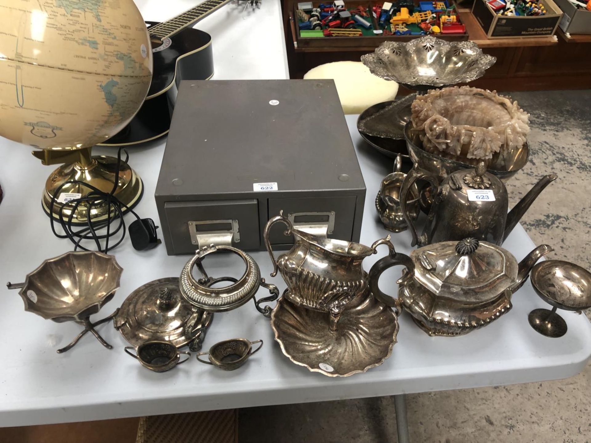 A MIXED GROUP OF EPNS SILVER PLATED WARES (QTY)