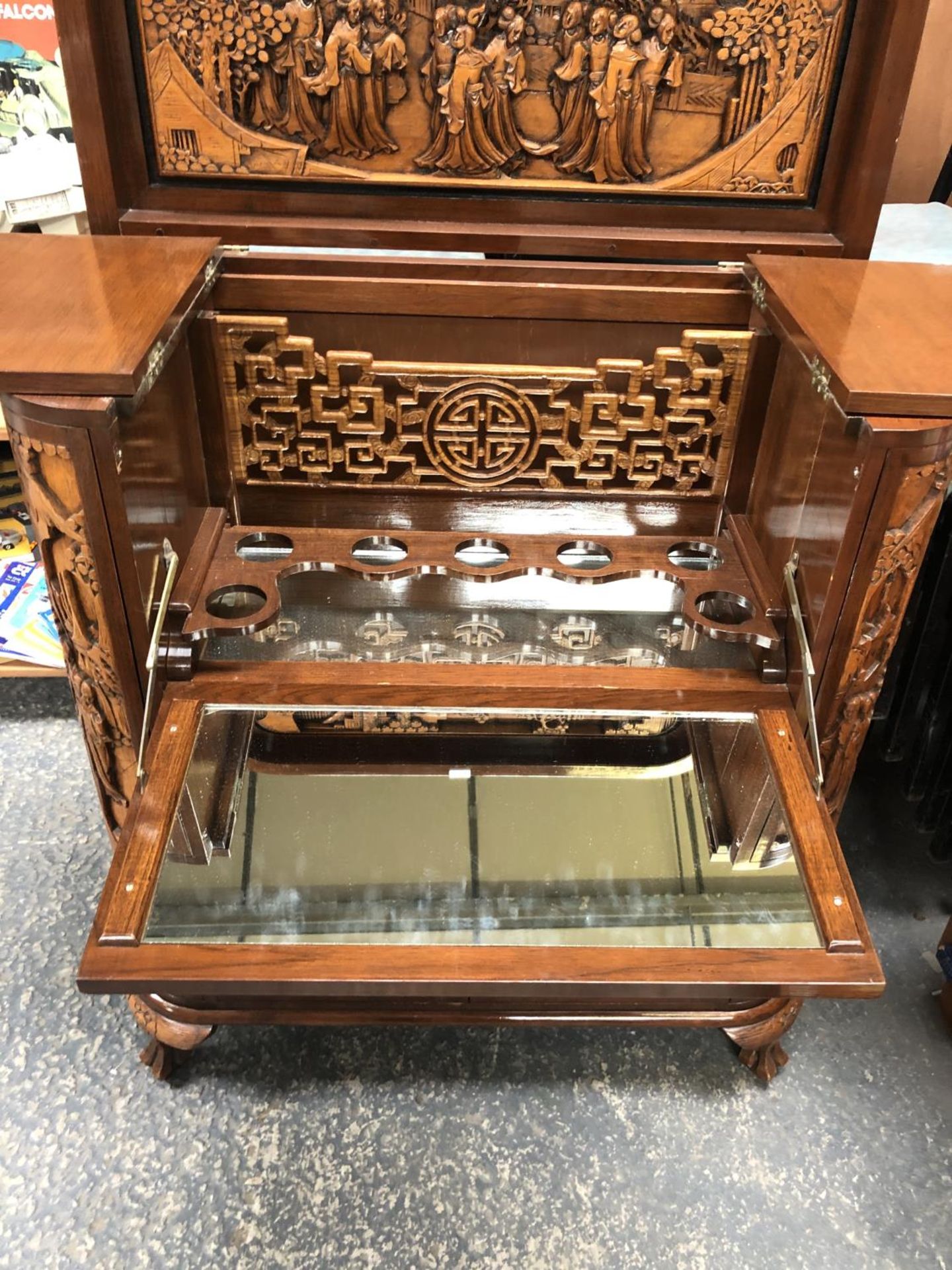 A LARGE CARVED WOODEN ORIENTAL DRINKS CABINET WITH LOWER DOORS REVEALING WINE RACK, UPPER MIRRORED - Image 3 of 6