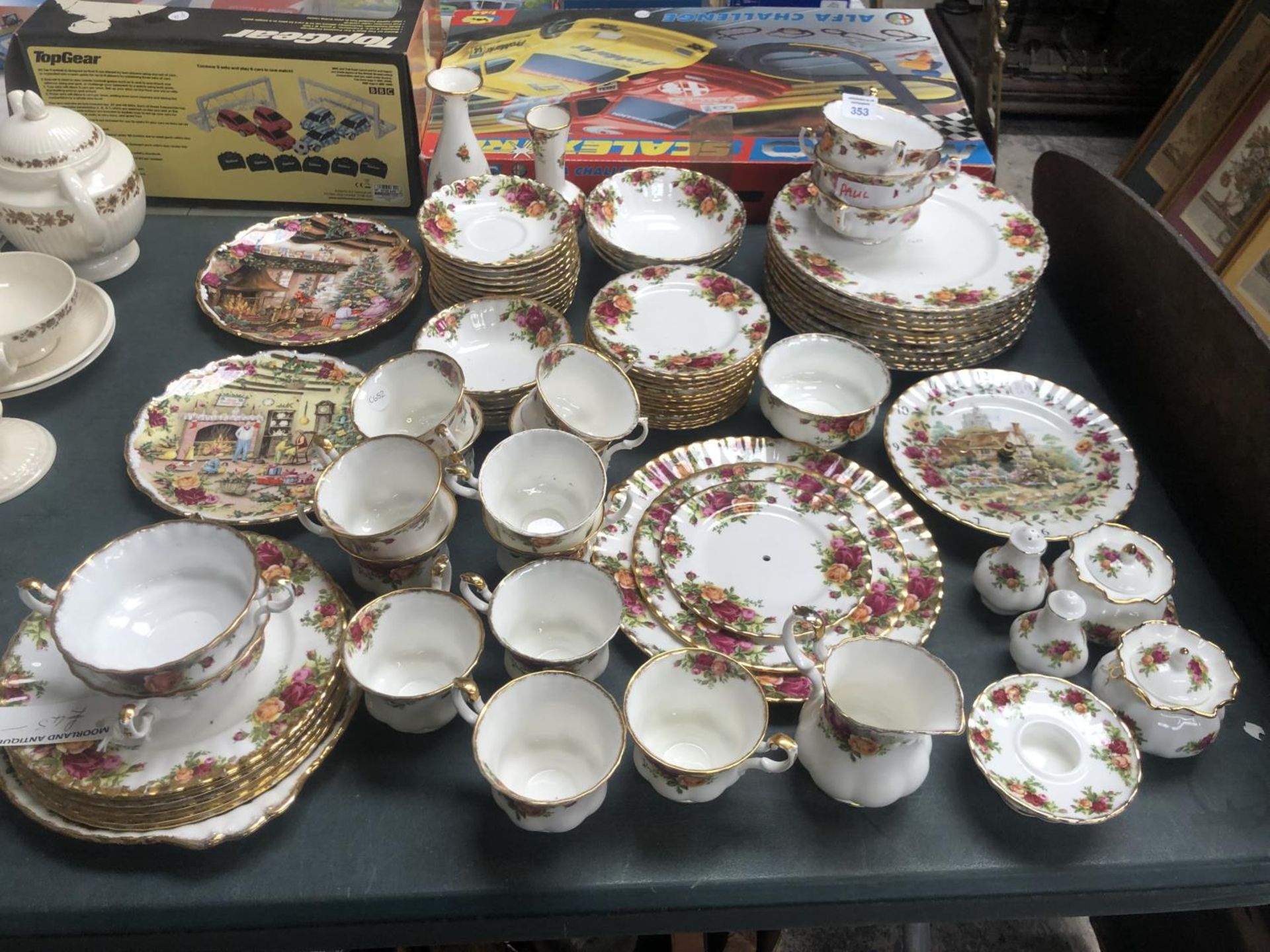 A LARGE COLLECTION ROYAL ALBERT 'OLD COUNTRY ROSES' TEA SERVICE