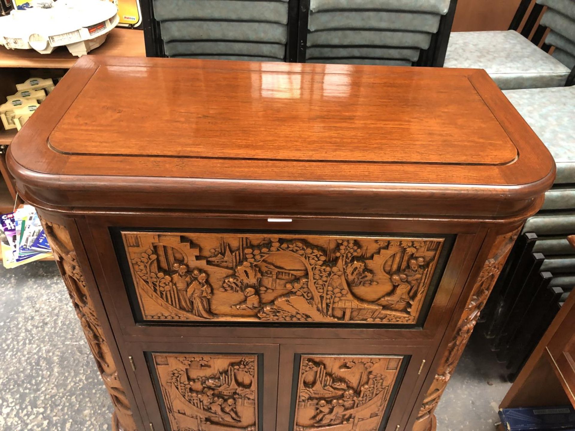 A LARGE CARVED WOODEN ORIENTAL DRINKS CABINET WITH LOWER DOORS REVEALING WINE RACK, UPPER MIRRORED - Image 6 of 6