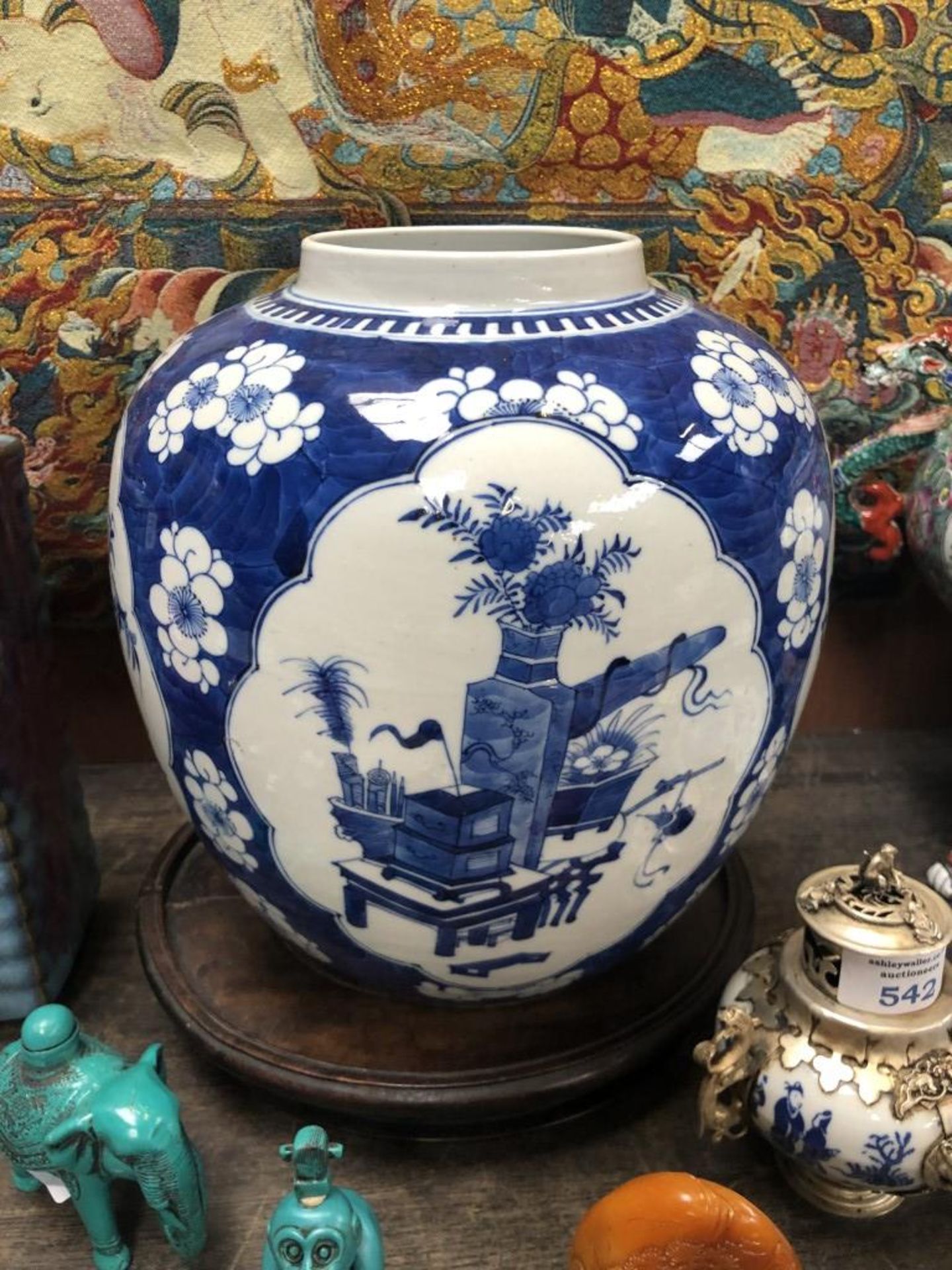 A LARGE CHINESE 19TH CENTURY BLUE AND WHIE PRUNUS OBJECTS PATTERN GINGER JAR ON CARVED ORIENTAL - Image 10 of 15