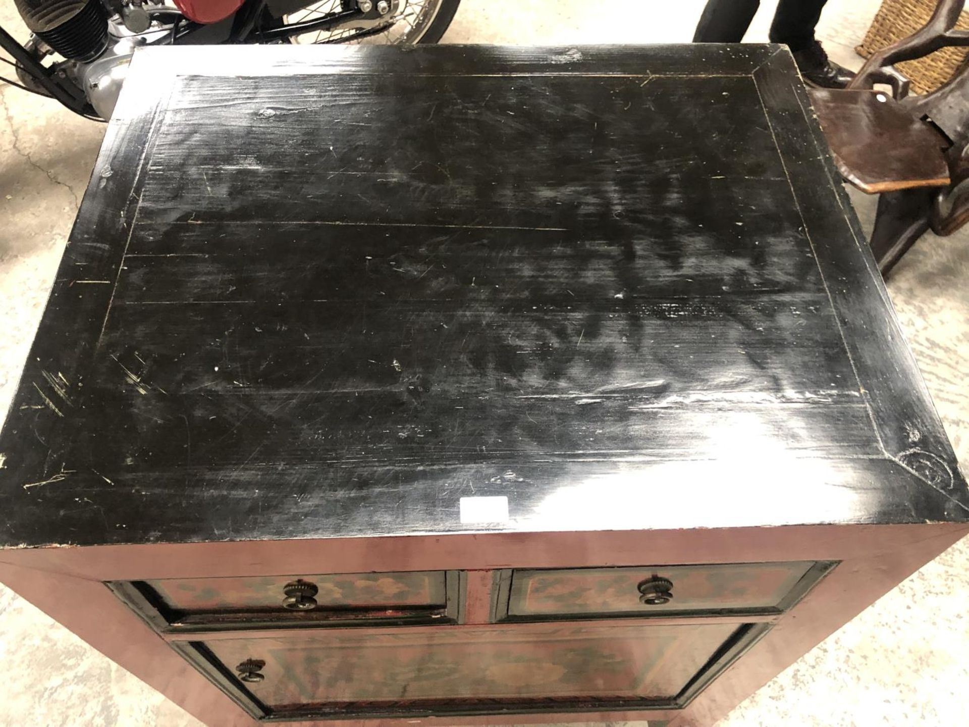 AN ORIENTAL RED LACQUERED CABINET WITH TWO DRAWERS AND LOWER DOOR - Image 4 of 4