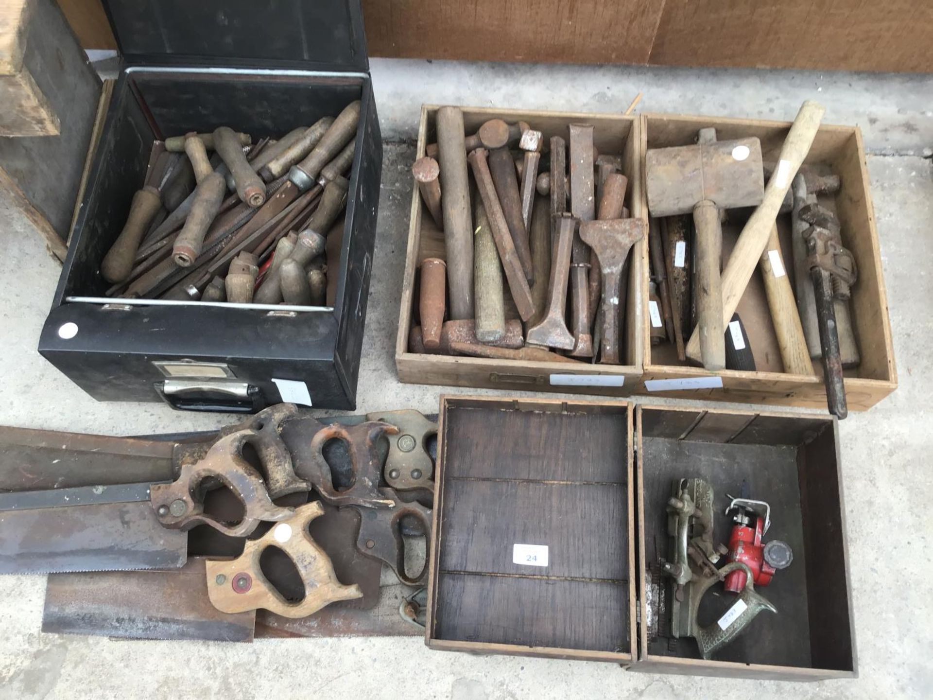 A LARGE COLLECTION OF VINTAGE TOOLS TO INCLUDE SAWS, CHISELS, RAPS, PLANES ETC