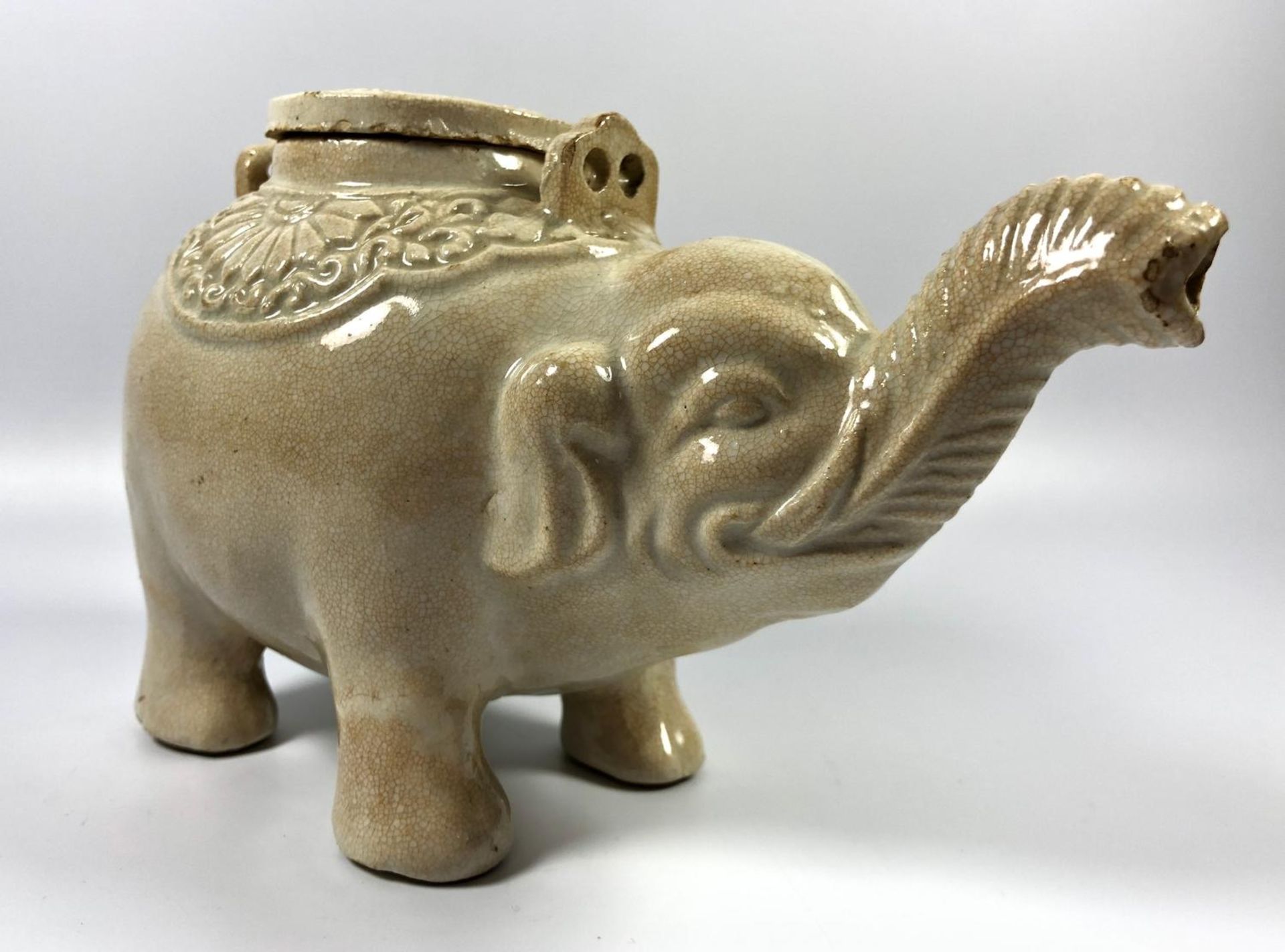 A BLANC DE CHINE STYLE CHINESE CERAMIC ELEPHANT LIDDED POT, HEIGHT 11CM