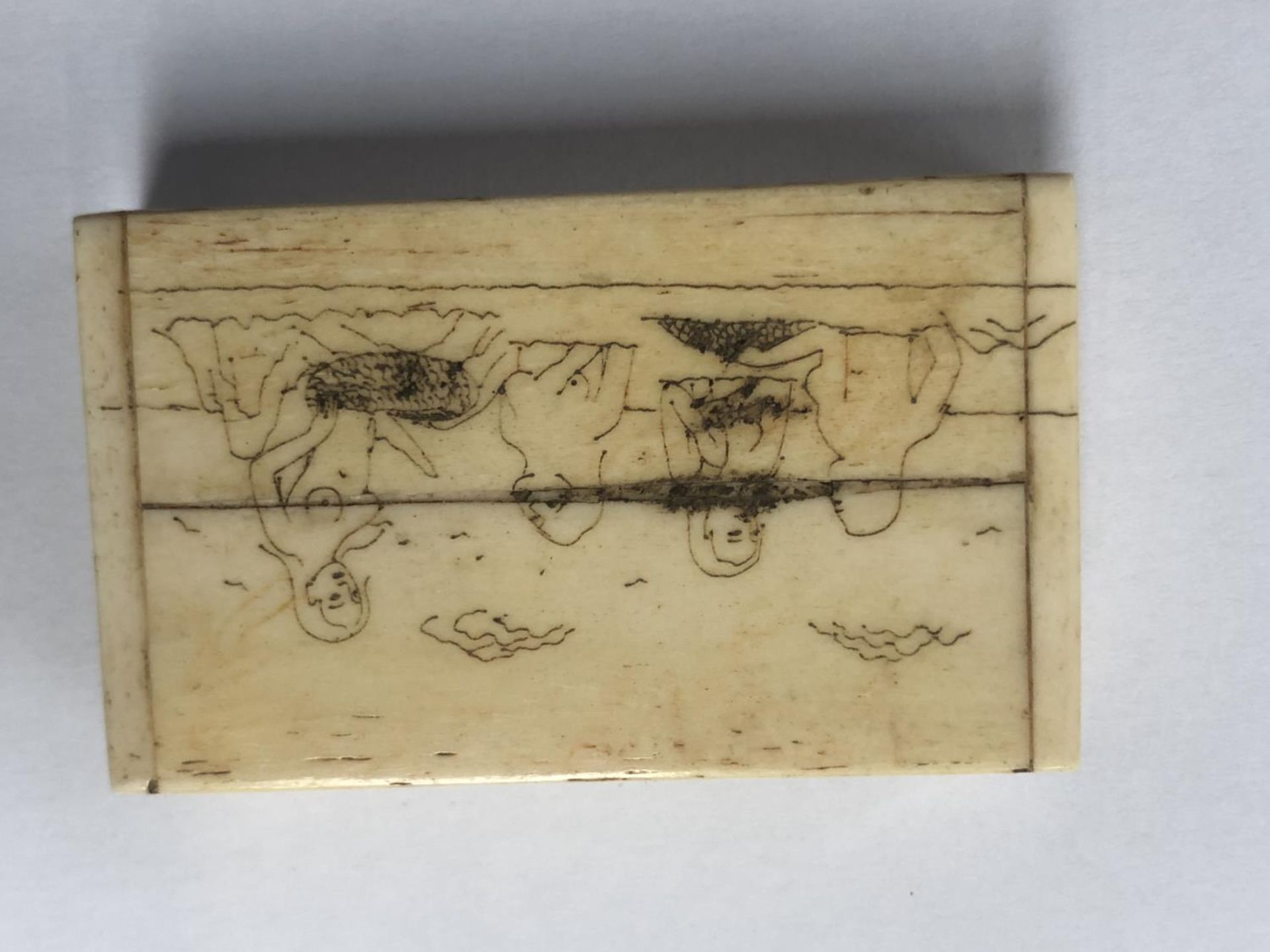 AN ORIENTAL BONE SCRIMSHAW SNUFF BOX - Image 2 of 2