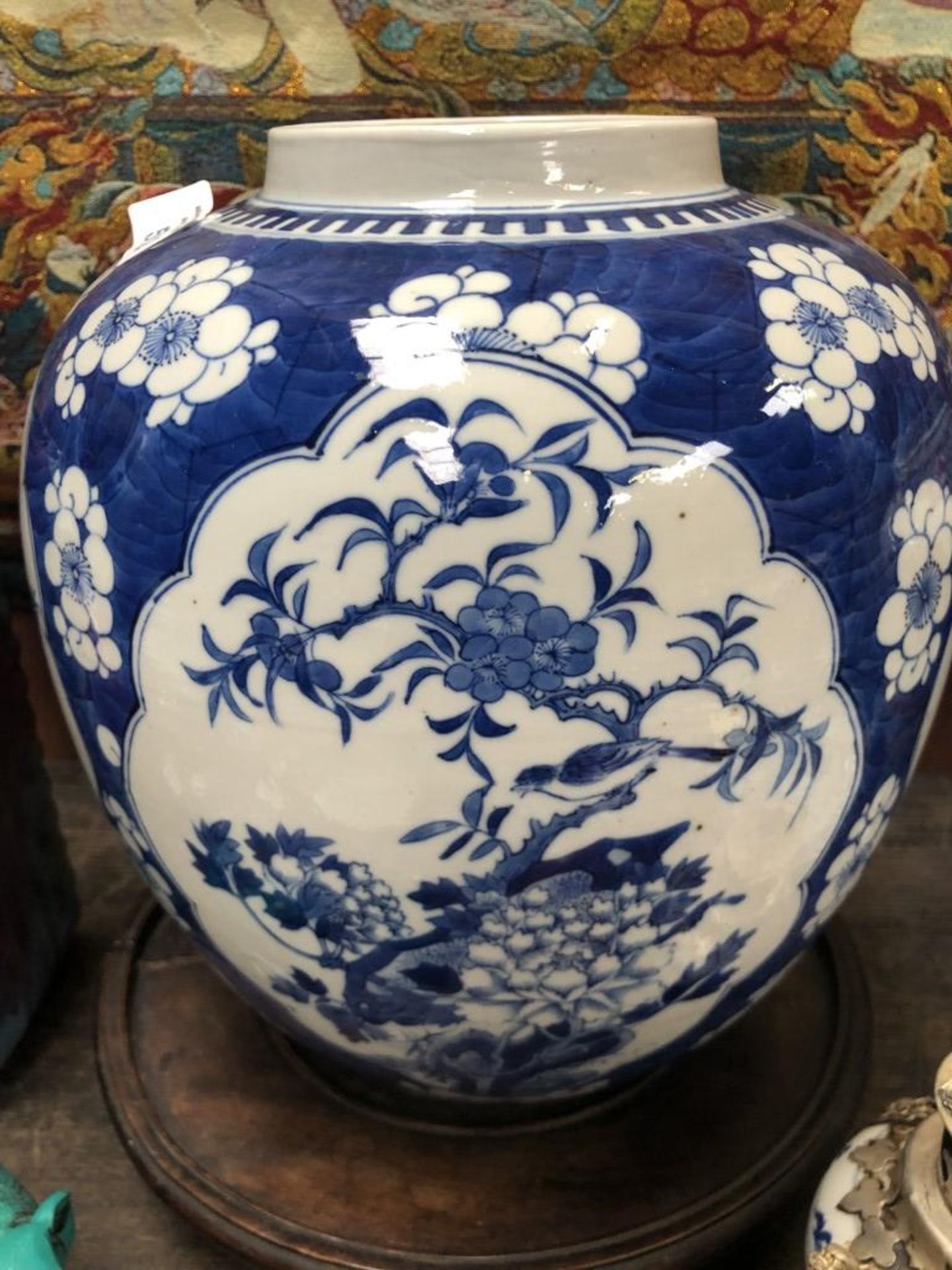 A LARGE CHINESE 19TH CENTURY BLUE AND WHIE PRUNUS OBJECTS PATTERN GINGER JAR ON CARVED ORIENTAL - Image 9 of 15