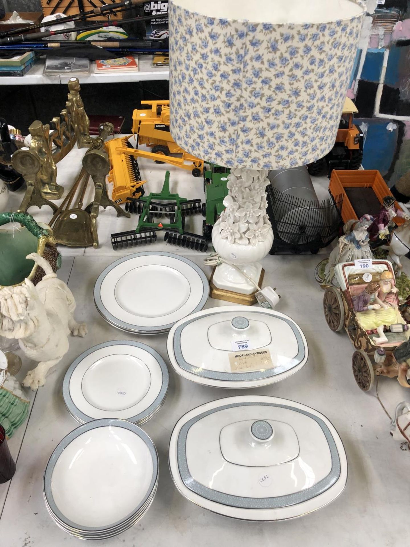 A ROYAL DOULTON 'ETUDE' PART DINNER SERVICE TOGETHER WITH A CERAMIC LAMP AND SHADE