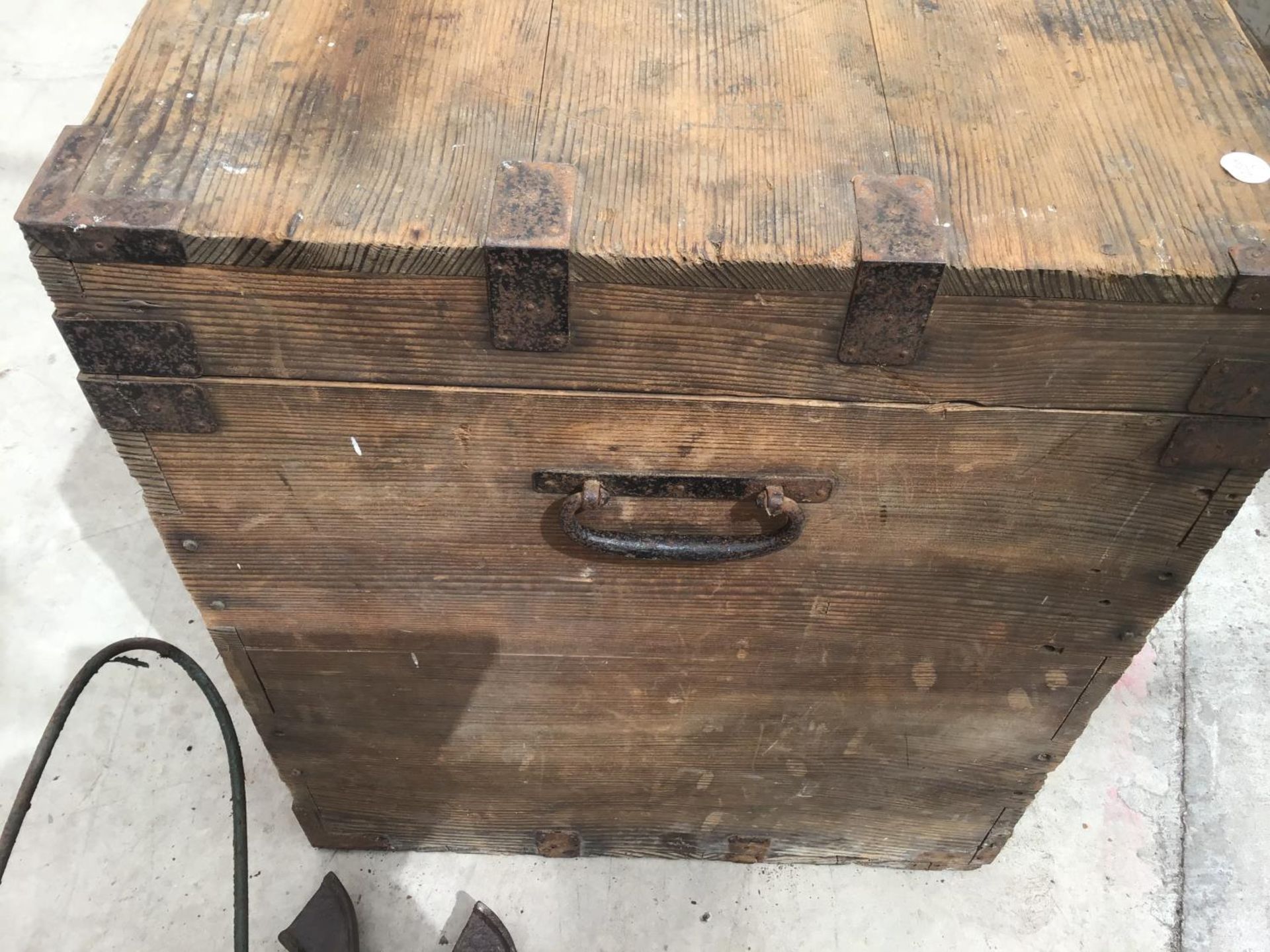 A VINTAGE LARGE PINE WOODEN CHEST WITH METAL BRACKETS AND SIDE HANDLES 91CM X 51CM X 60CM HIGH - Image 3 of 3