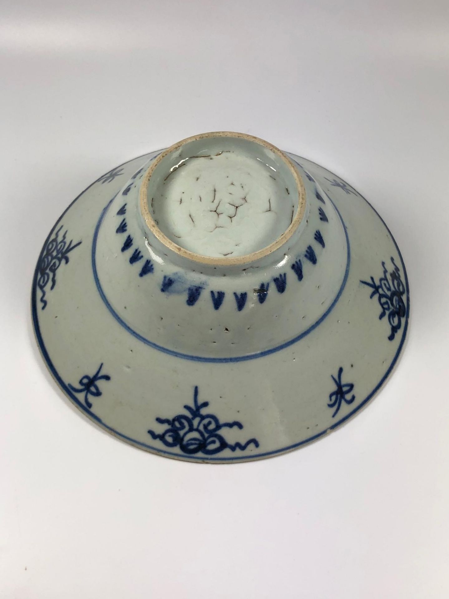 A 19TH CENTURY CHINESE BLUE AND WHITE FOOTED BOWL, HEIGHT 7CM AND DIAMETER 18CM - Image 3 of 3