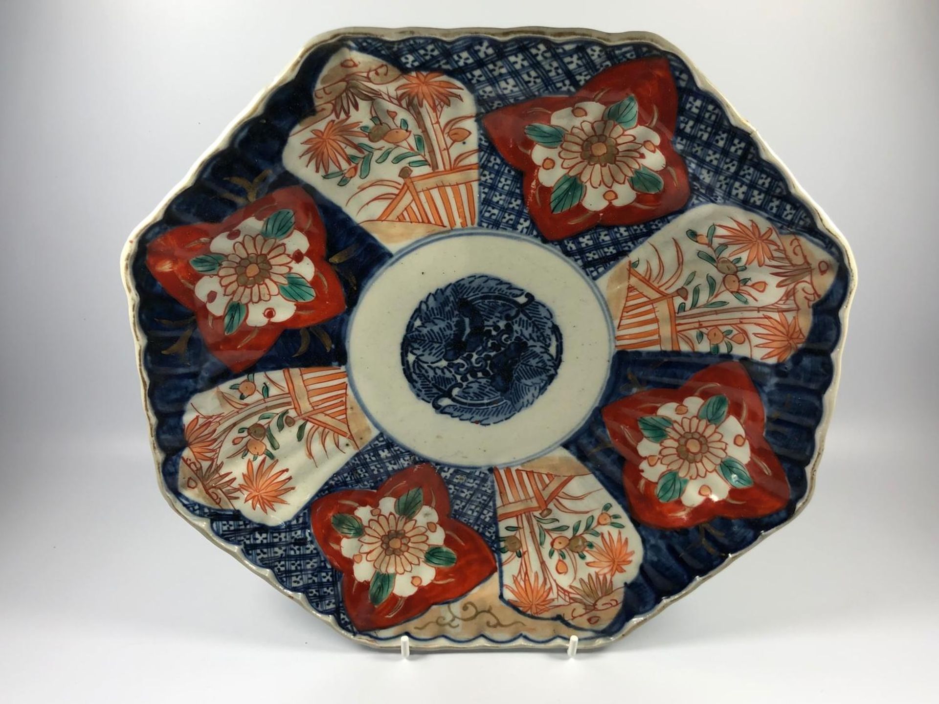 A LARGE JAPANESE MEIJI PERIOD IMARI FUKAGAWA HEXAGONAL CHARGER, DIAMETER 29CM