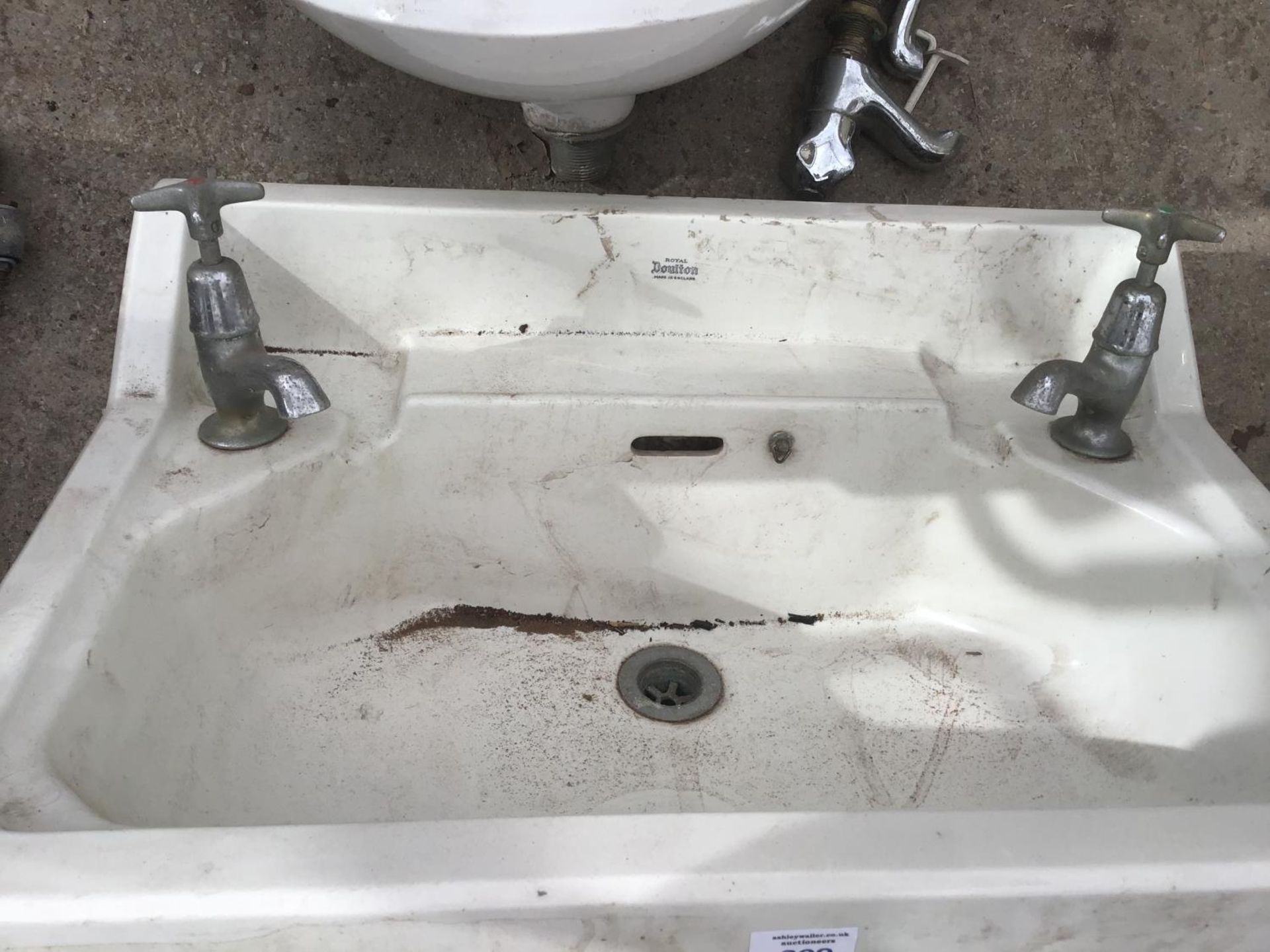 A VINTAGE ROYAL DOULTON WHITE SINK WITH BRACKETS, A SMALL SINK AND TWO PEDESTALS - Image 2 of 2