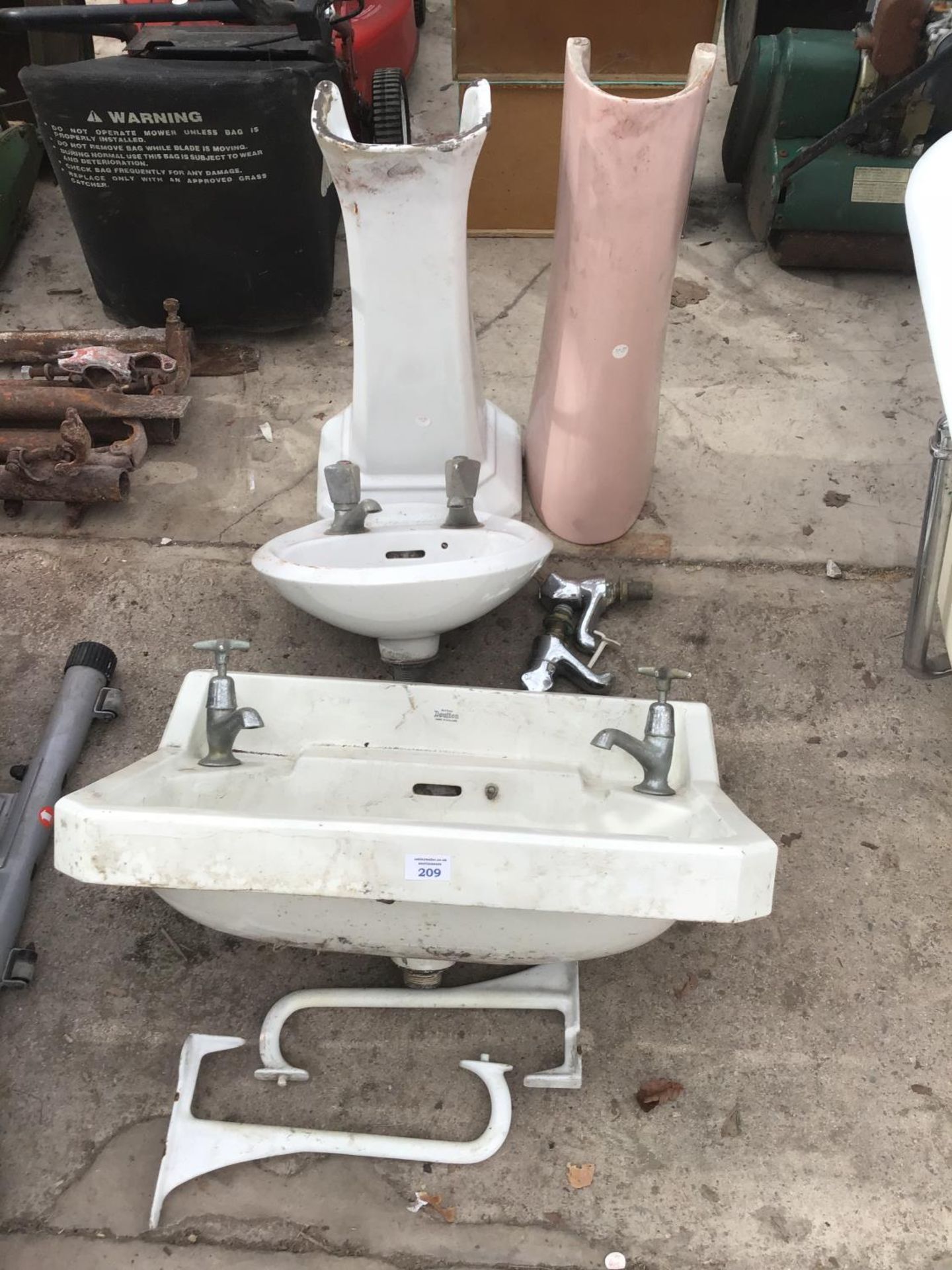 A VINTAGE ROYAL DOULTON WHITE SINK WITH BRACKETS, A SMALL SINK AND TWO PEDESTALS