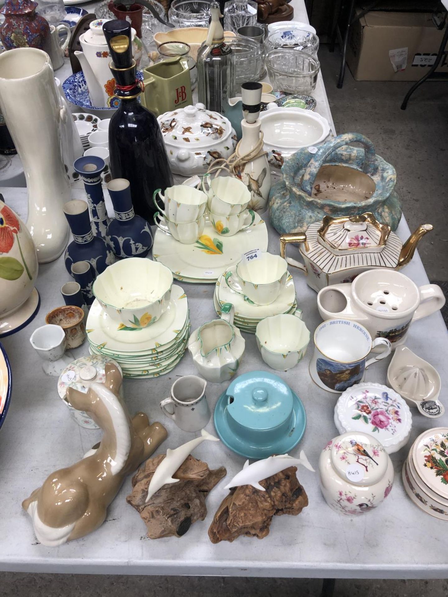 A LARGE COLLECTION OF CERAMICS TO INCLUDE ART DECO 'PARAGON' CHINA SET, ADAMS JASPER WARE ETC