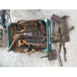 A QUANTITY OF VINTAGE TOOLS TO INCLUDE A STANLEY PLANE, FURTHER PLANES, SAWS, MALLET ETC