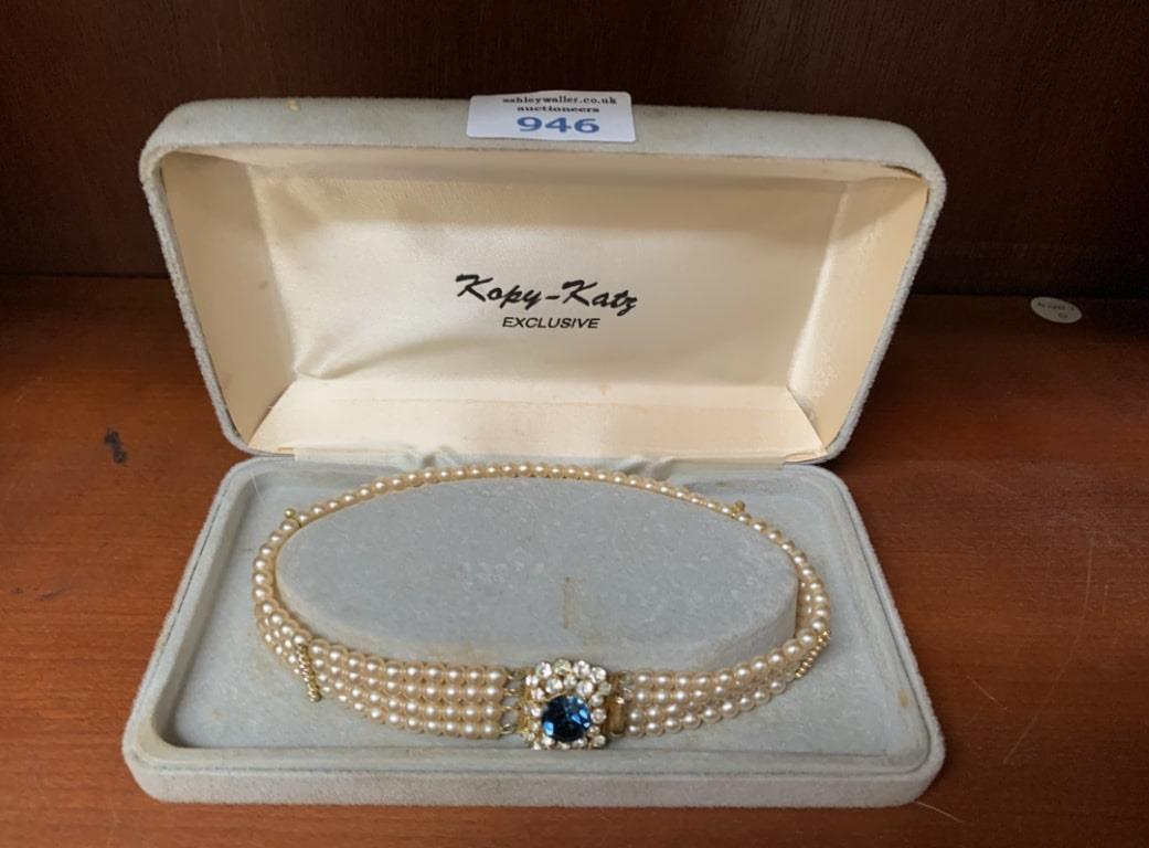 A BOXED LADIES PEARL NECKLACE