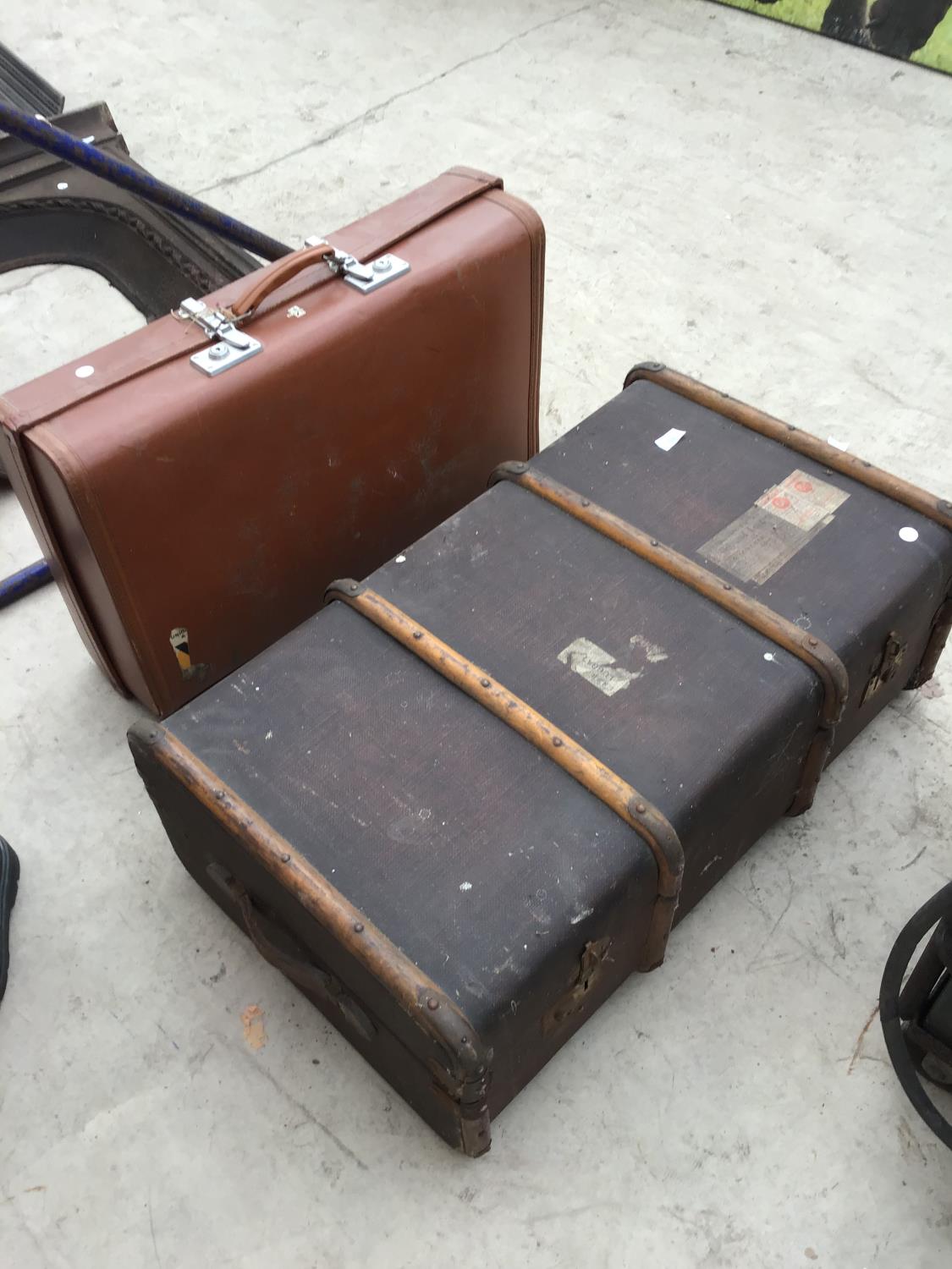 A VINTAGE BOOTS TRAVELLING CASE WITH INNER TRAY (A/F) AND A FURTHER SUITCASE - Image 3 of 3