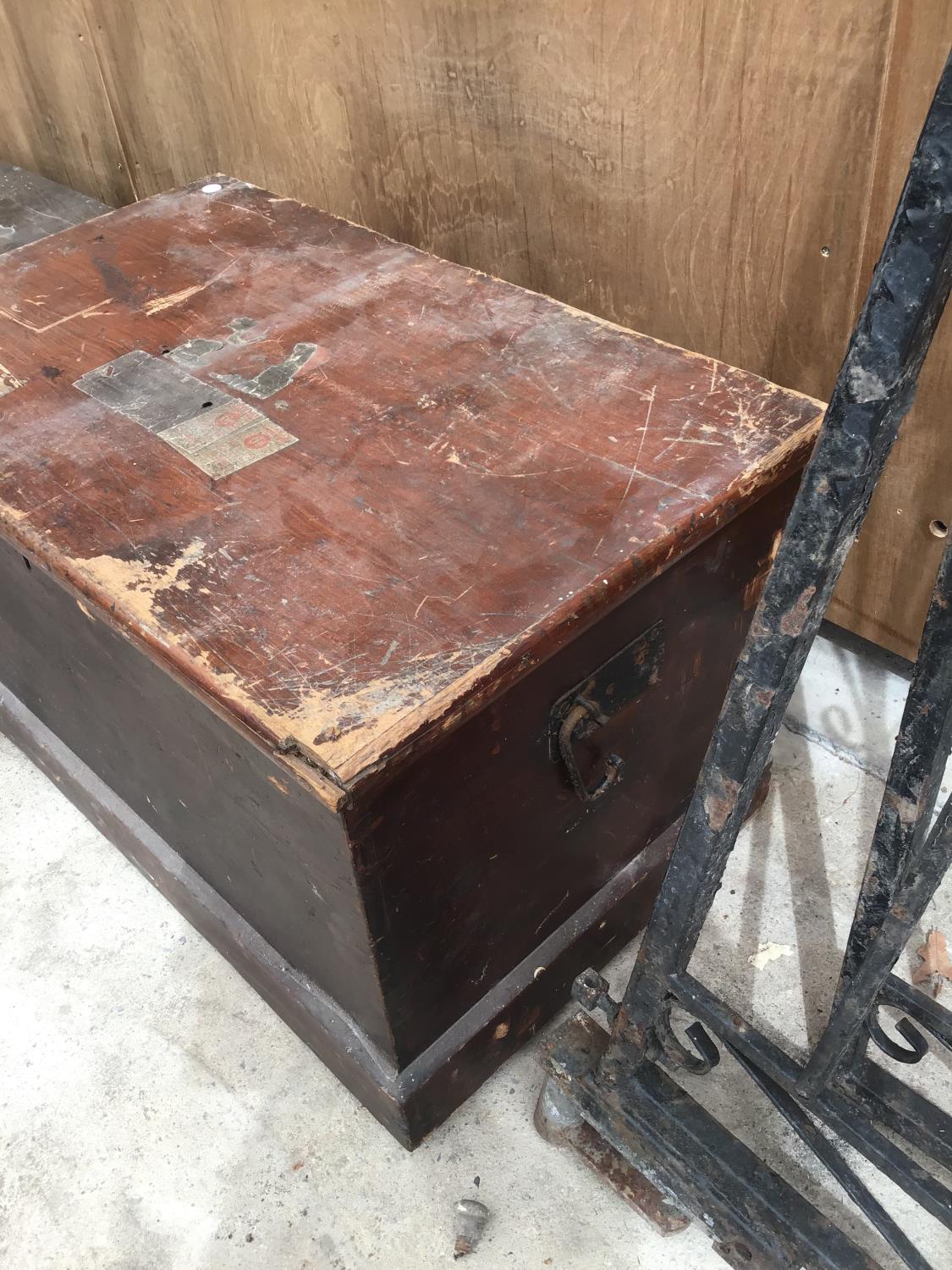 A VINTAGE WOODEN CHEST 80CM X 49CM X 43CM - Image 2 of 4