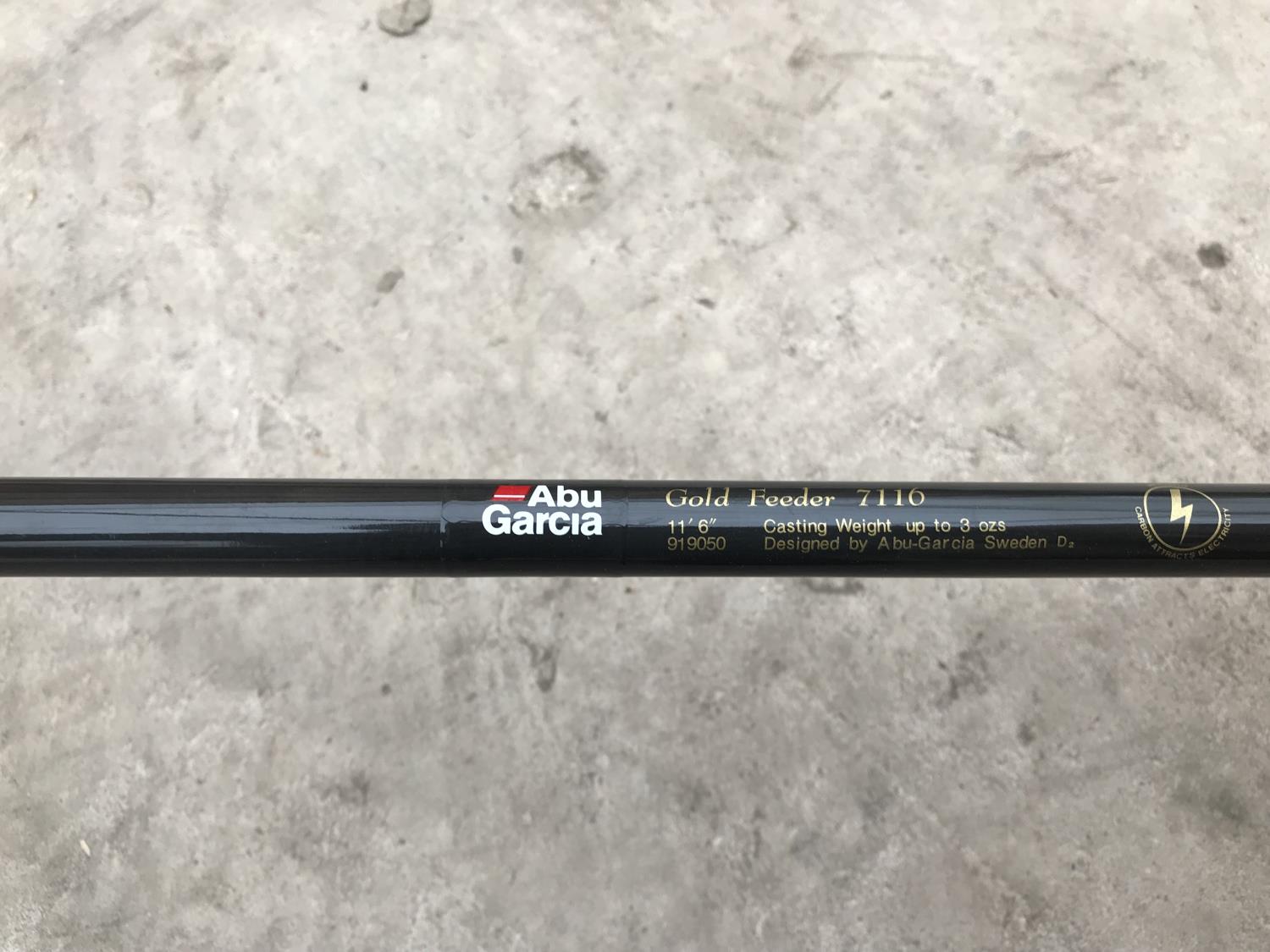 AN AS NEW ABU GARCIA GOLD 7110 11' 6" FEEDER ROD AND ROD BAG - Image 2 of 2