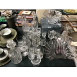 A LARGE COLLECTION OF CRYSTAL AND GLASSWARE TO INCLUDE DECANTERS AND VARIOUS GLASSES