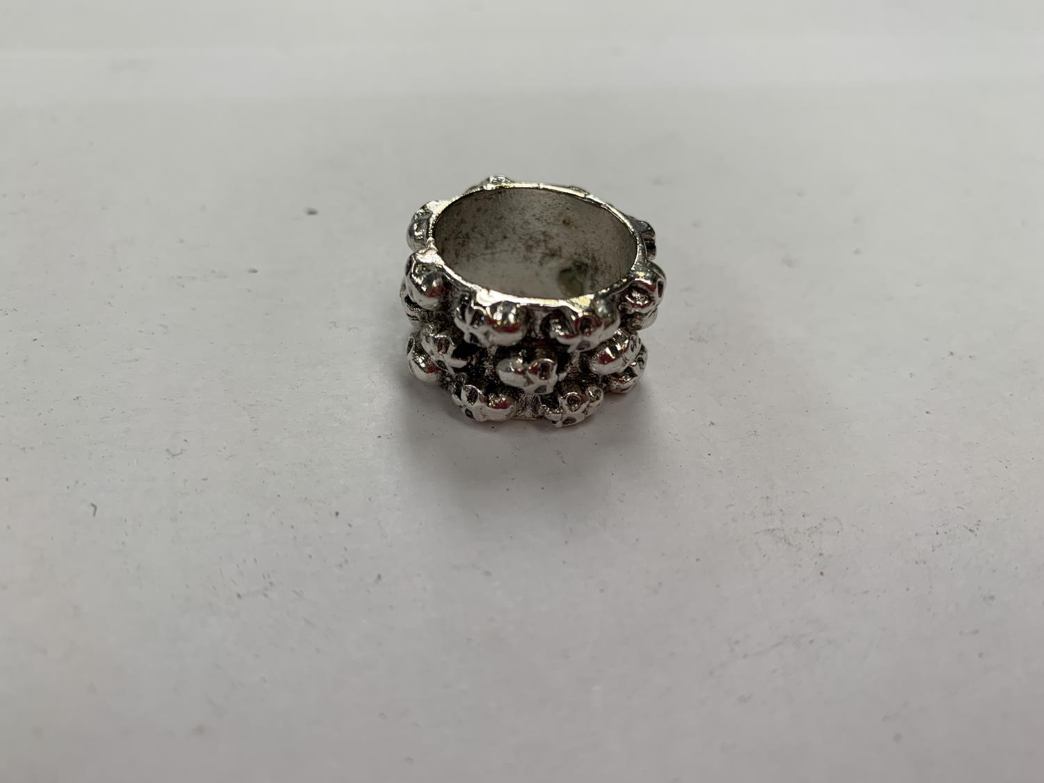 A WHITE METAL SILVER SKULL RING