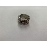 A WHITE METAL SILVER SKULL RING
