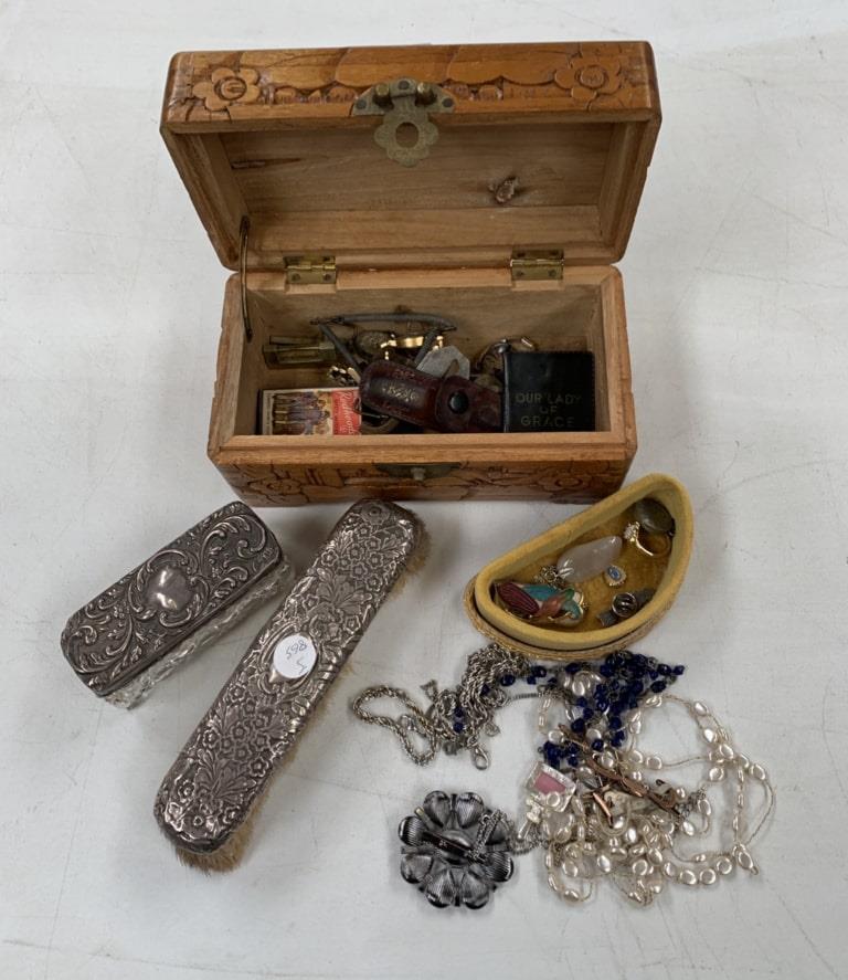 A MIXED COLLECTION OF ITEMS TO INCLUDE HALLMARKED SILVER BRUSHES, COSTUME JEWELLERY AND A CARVED