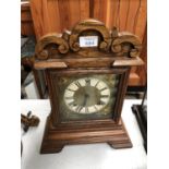A OAK CASED 'ANSONIA, NEW YORK, U.S.A' CHIMING MANTLE CLOCK WITH PENDULUM