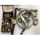 A MIXED GROUP OF JEWELLERY AND WATCH TO INCLUDE CASED PASTE BROOCH, CAMEO BROOCH ETC