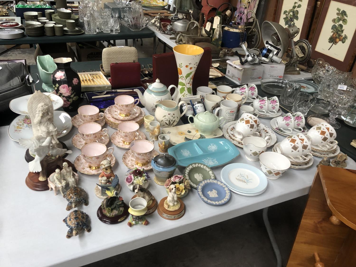 A LARGE COLLECTION OF CERAMICS TO INCLUDE CUPS AND SAUCERS, FIGURINES , WEDGWOOD ETC