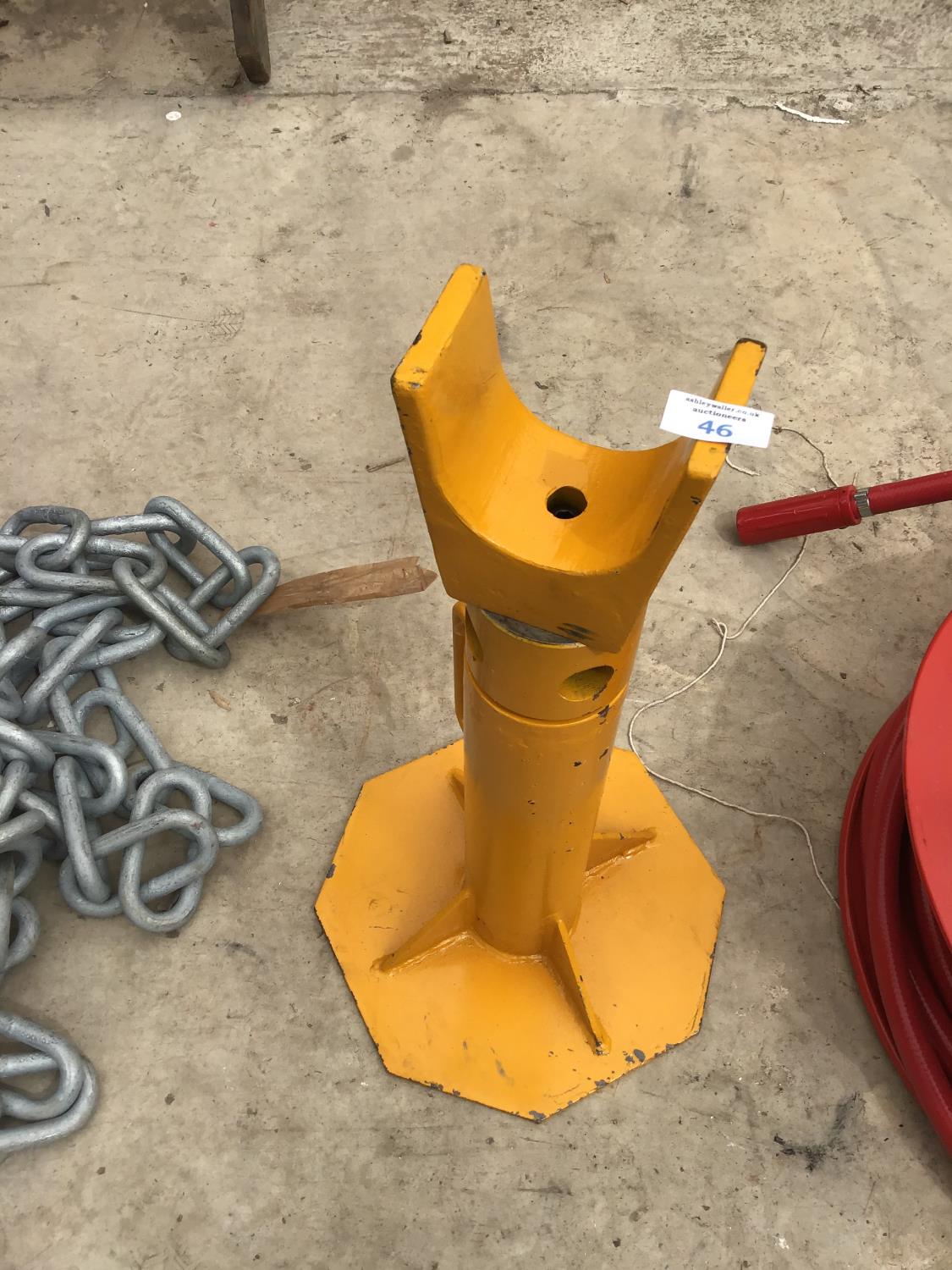 A HEAVY DUTY AXLE STAND