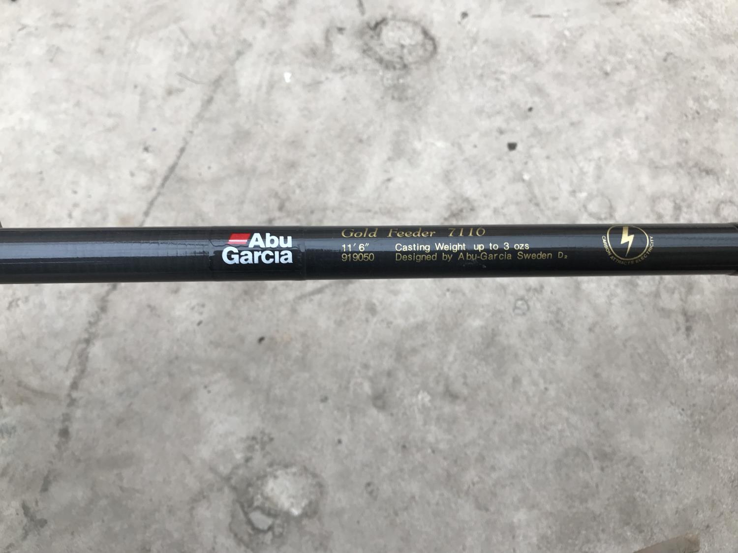 AN AS NEW ABU GARCIA GOLD 7110 11' 6" FEEDER ROD AND ROD BAG - Image 2 of 2