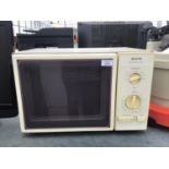 A SANYO MICROWAVE OVEN IN WORKING ORDER