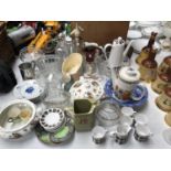 A MIXED COLLECTION OF ASSORTED CERAMICS TO INCLUDE ROYAL COPENHAGEN BLUE AND WHITE PLATES ETC