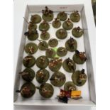 A LARGE COLLECTION OF LEAD ARMY FIGURINES ON BASES