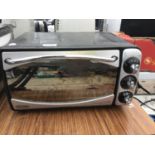 A DELONGHI TURBO CONVECTION OVEN IN WORKING ORDER