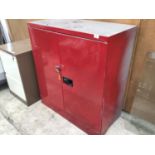 A METAL TWO DOOR CABINET WITH INTERIOR SHELVES, PADLOCK AND KEY 92CM X 47CM X 102CM