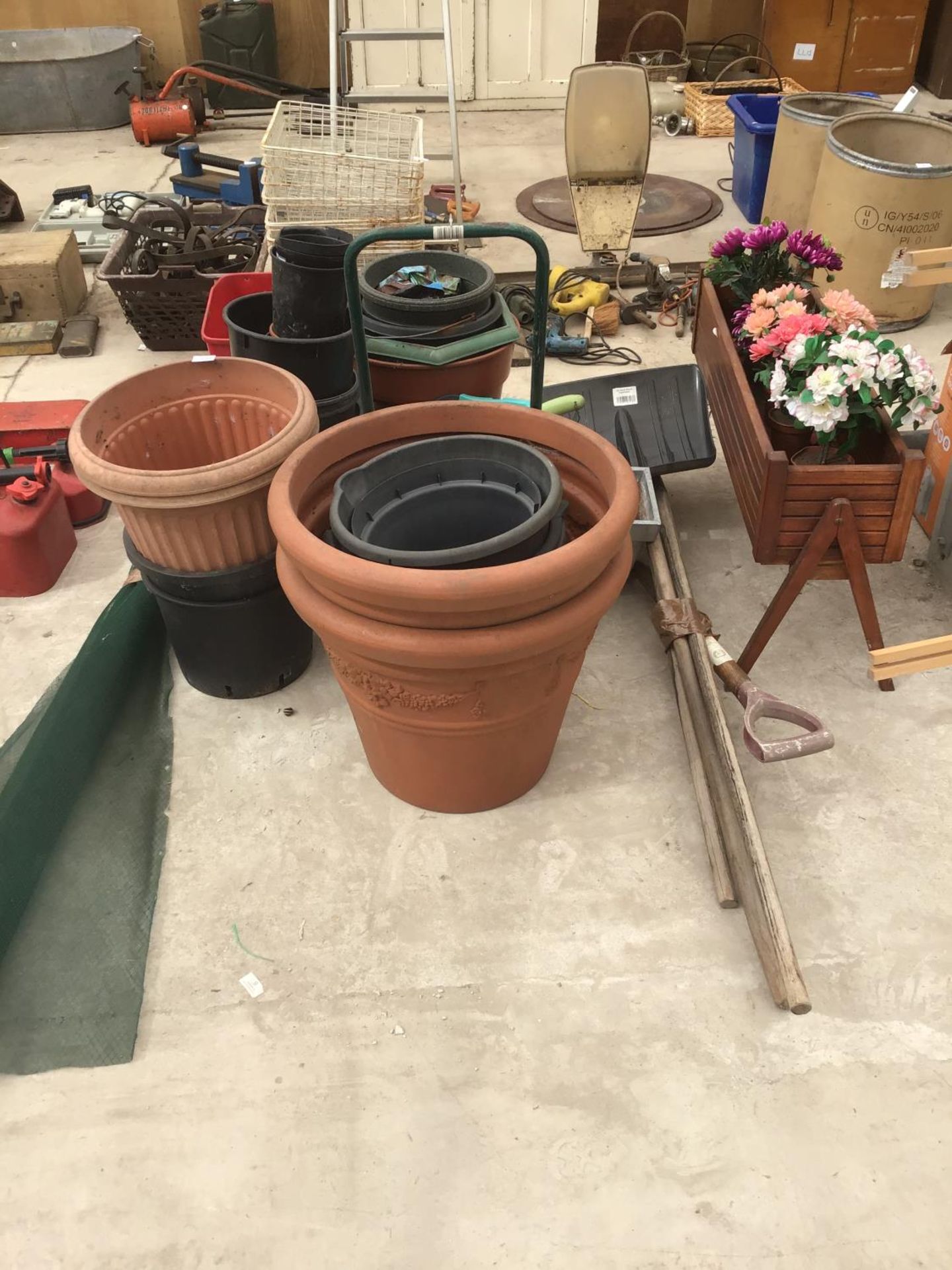 A MIXED GARDENING LOT TO INCLUDE PLANTERS, WOODEN TROUGH, TOOLS ETC
