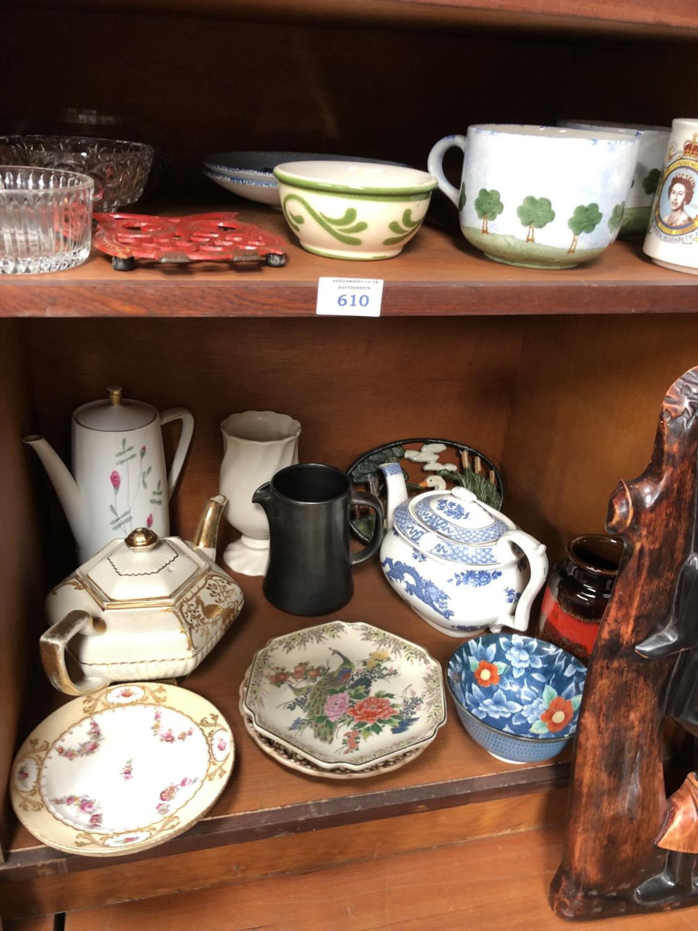 A LARGE COLLECTION OF CERAMICS TO INCLUDE PLATES, TEA POTS ETC