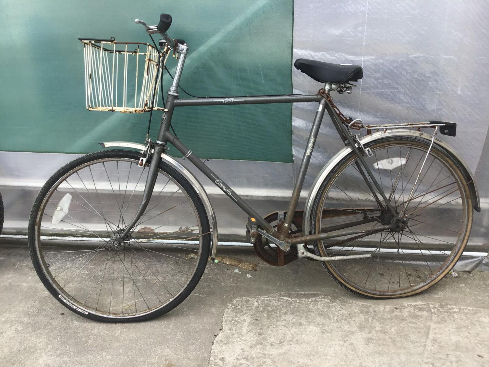 AN EMMELLE WAYFARER SHOPPING BIKE WITH 3 STURMEY ARCHER GEARS