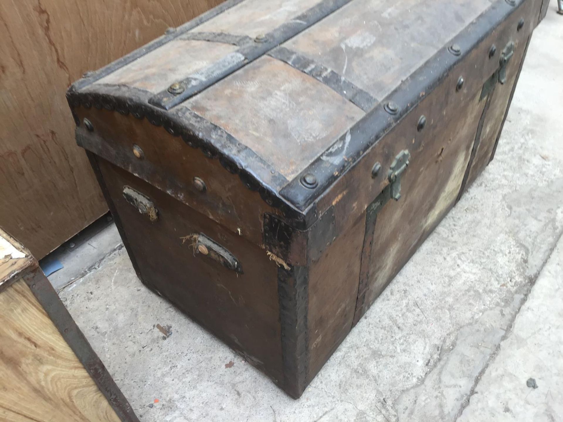 A VINTAGE WOODEN TRUNK WITH METAL STRAPPING (HANDLES A/F) - Image 3 of 4