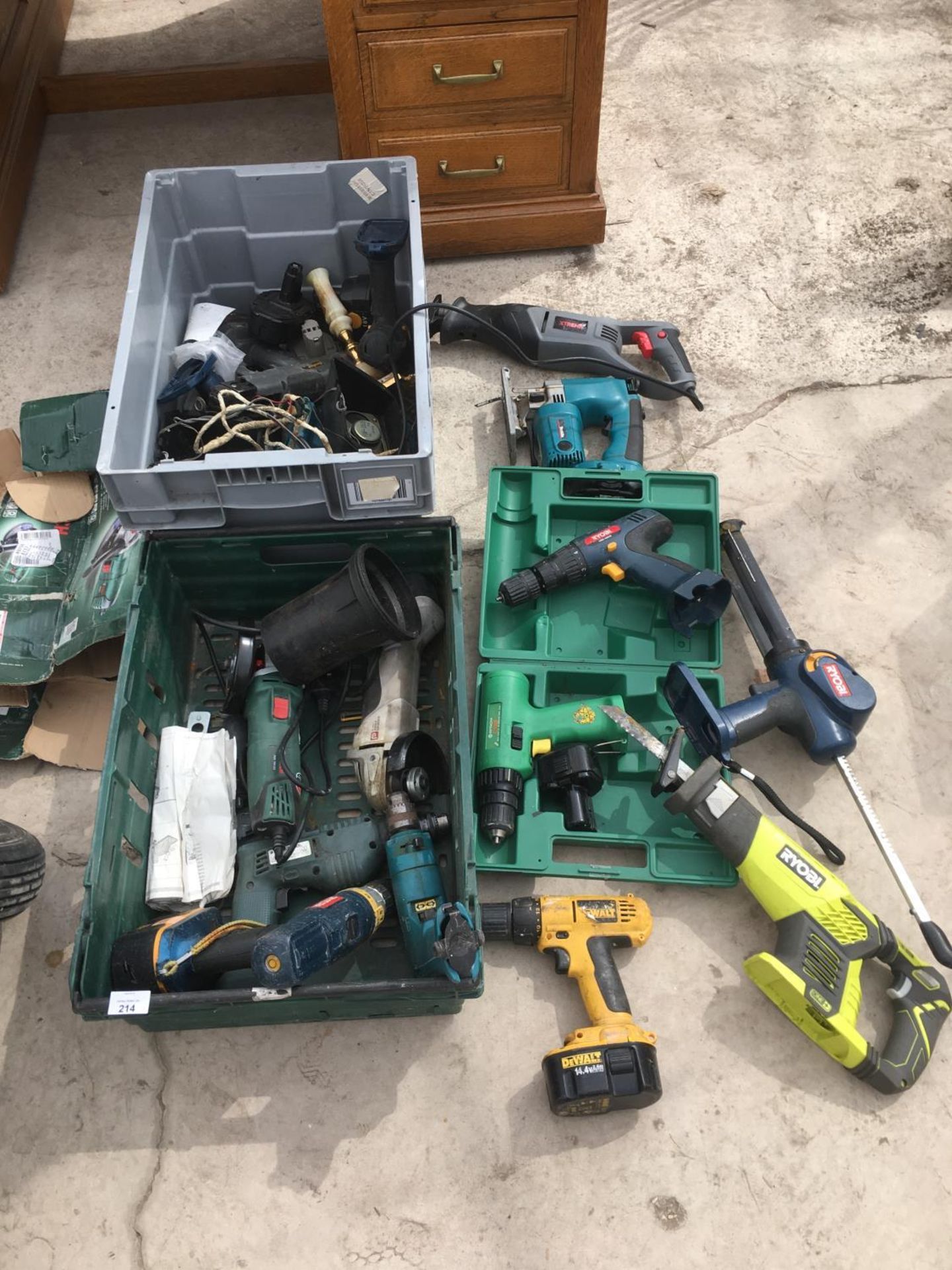 A LARGE COLLECTION OF POWER TOOLS TO INCLUDE DRILLS, SAWS, ANGLE GRINDERS, SPARE BATTERIES ETC ETC