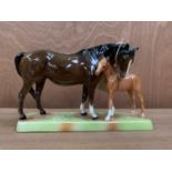 A BESWICK '1811' CERAMIC HORSE AND FOAL FIGURE GROUP