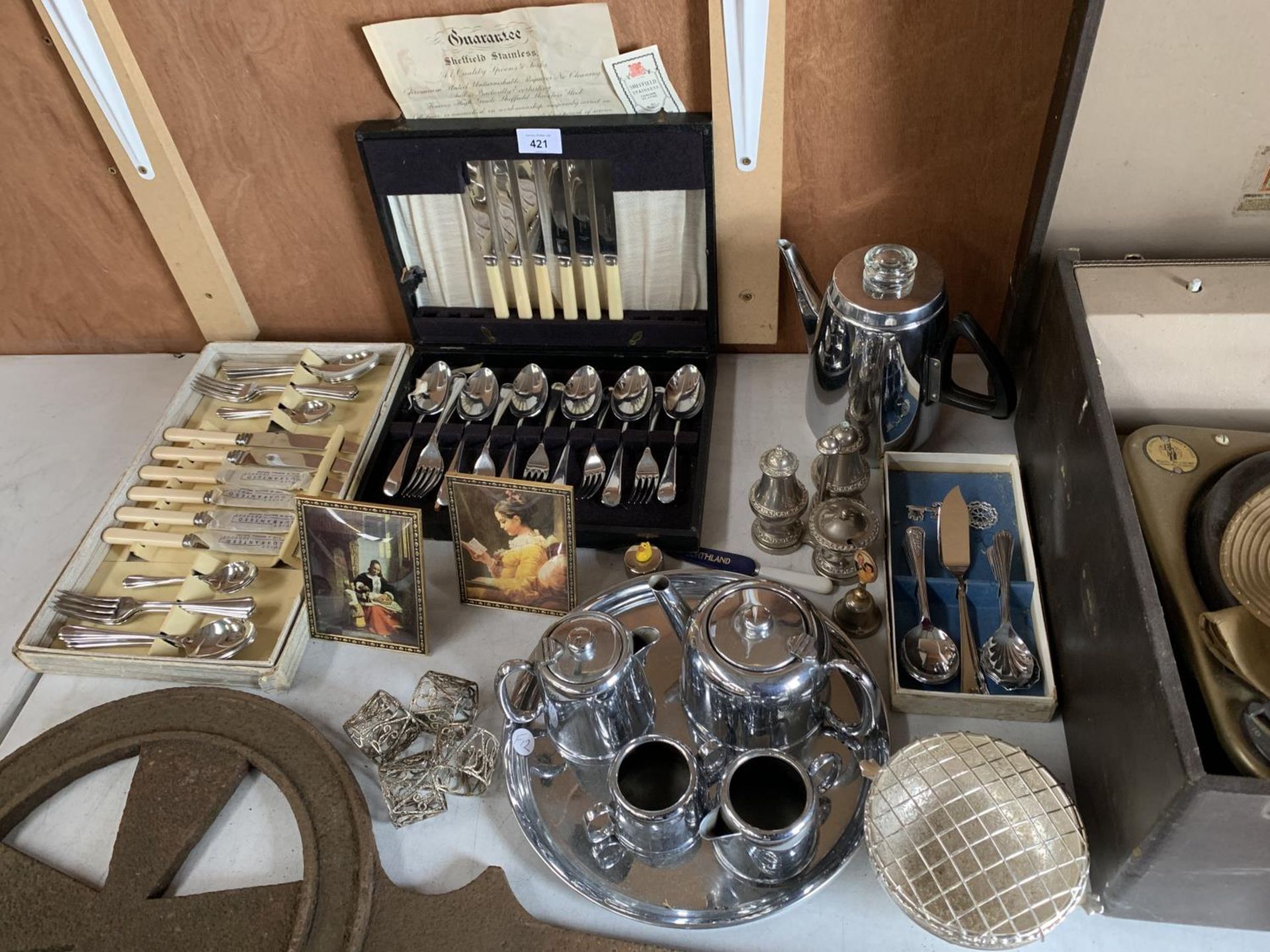 A MIXED COLLECTION OF EPNS, CASED ITEMS, TEA SETS ETC