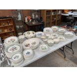 A LARGE COLLECTION OF 'PORTMEIRION' BOTANIC GARDEN DINNERWARE TO INCLUDE DINNER PLATES, LARGE
