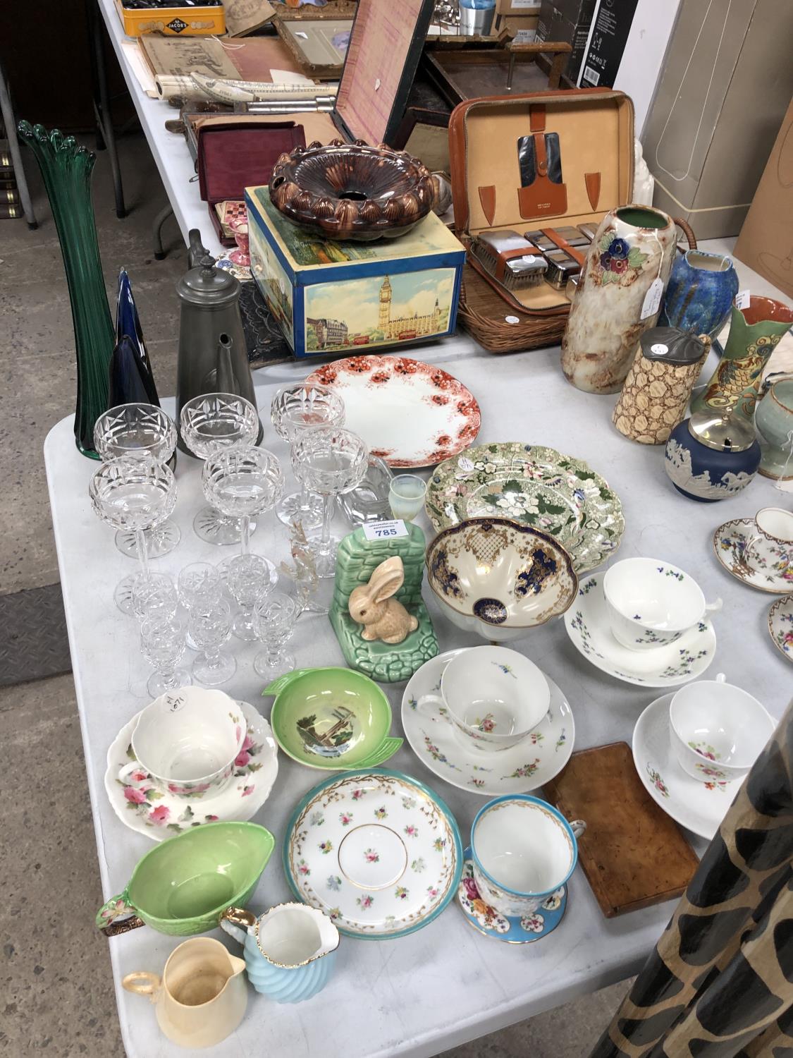 A MIXED GROUP OF CERAMIC AND GLASSWARE TO INCLUDE CUPS AND SAUCERS ETC