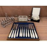 A MIXED GROUP OF SILVER PLATED ITEMS TO INCLUDE EPNS CASED FLATWARE, TOAST RACK AND ASSORTED