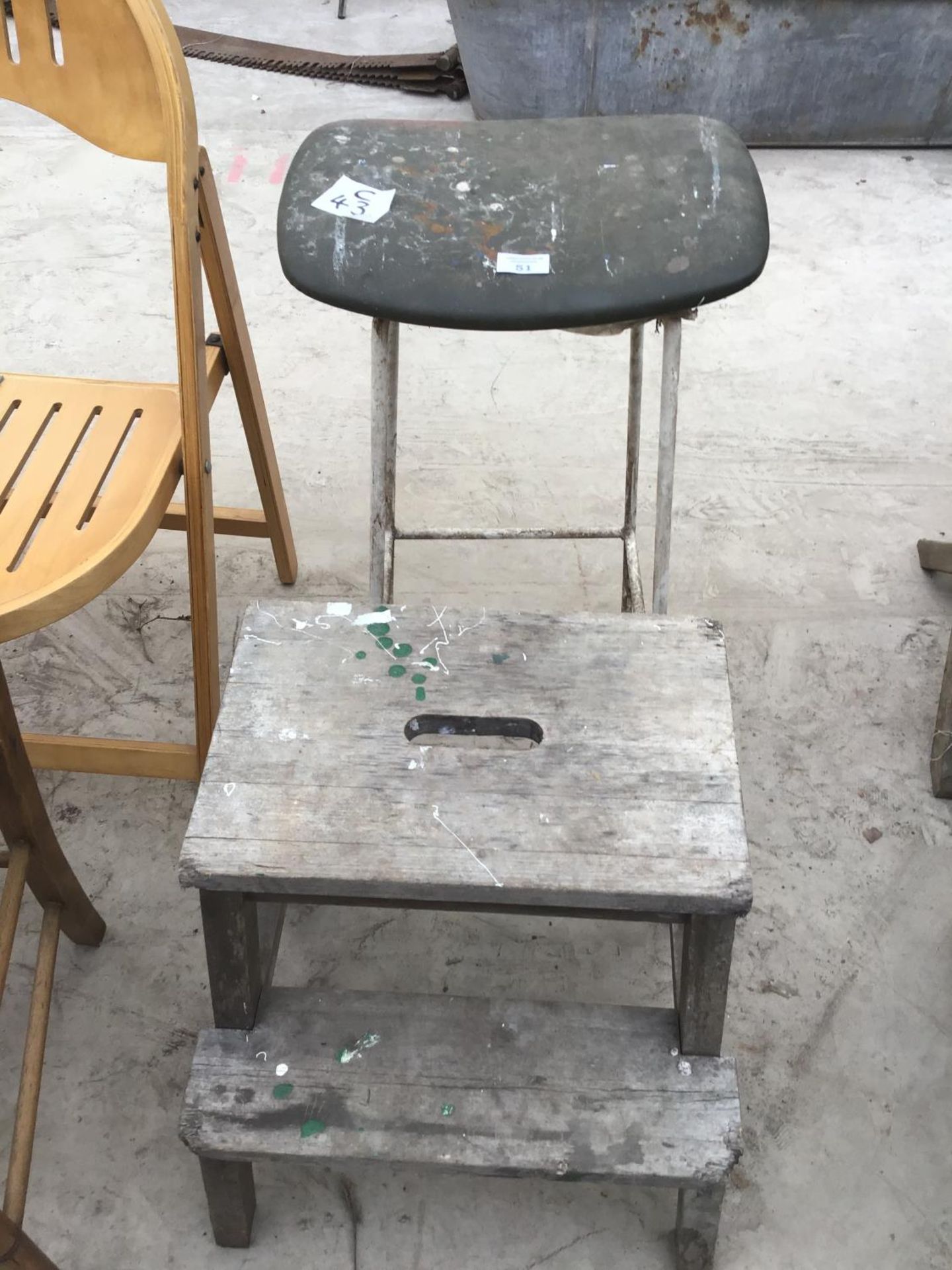 A MIXED LOT OF SIX ITEMS TO INCLUDE A VINTAGE WOODEN STEP, STOOL, TWO WOODEN FOLDING CHAIRS ETC - Image 2 of 4