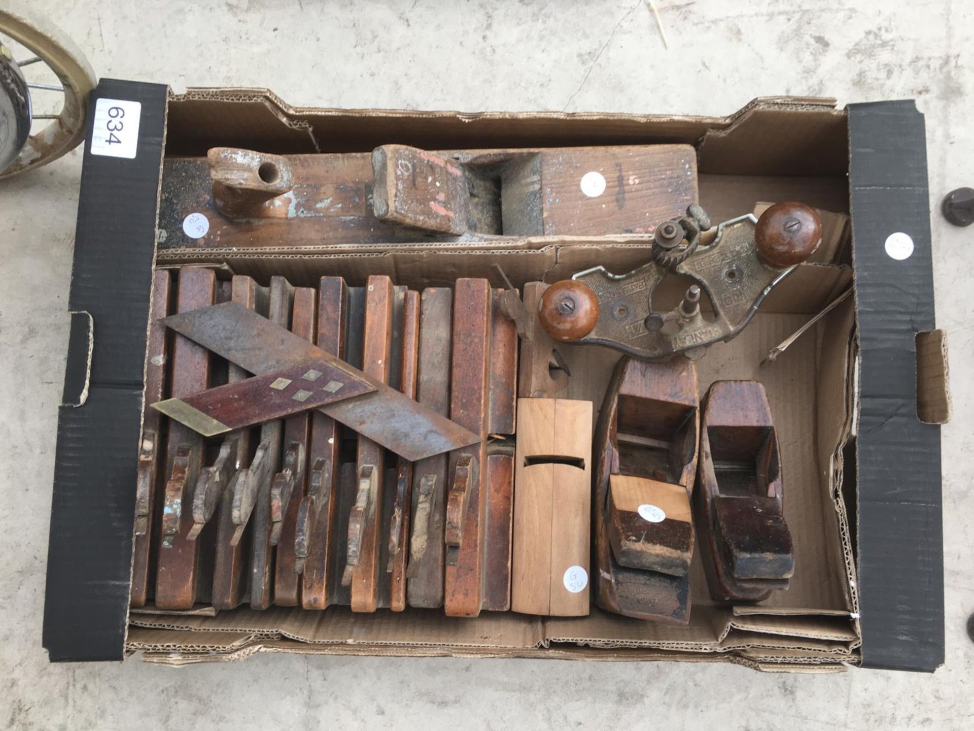 A LARGE QUANTITY OF VINTAGE WOODEN PLANES TO INCLUDE STANLEY